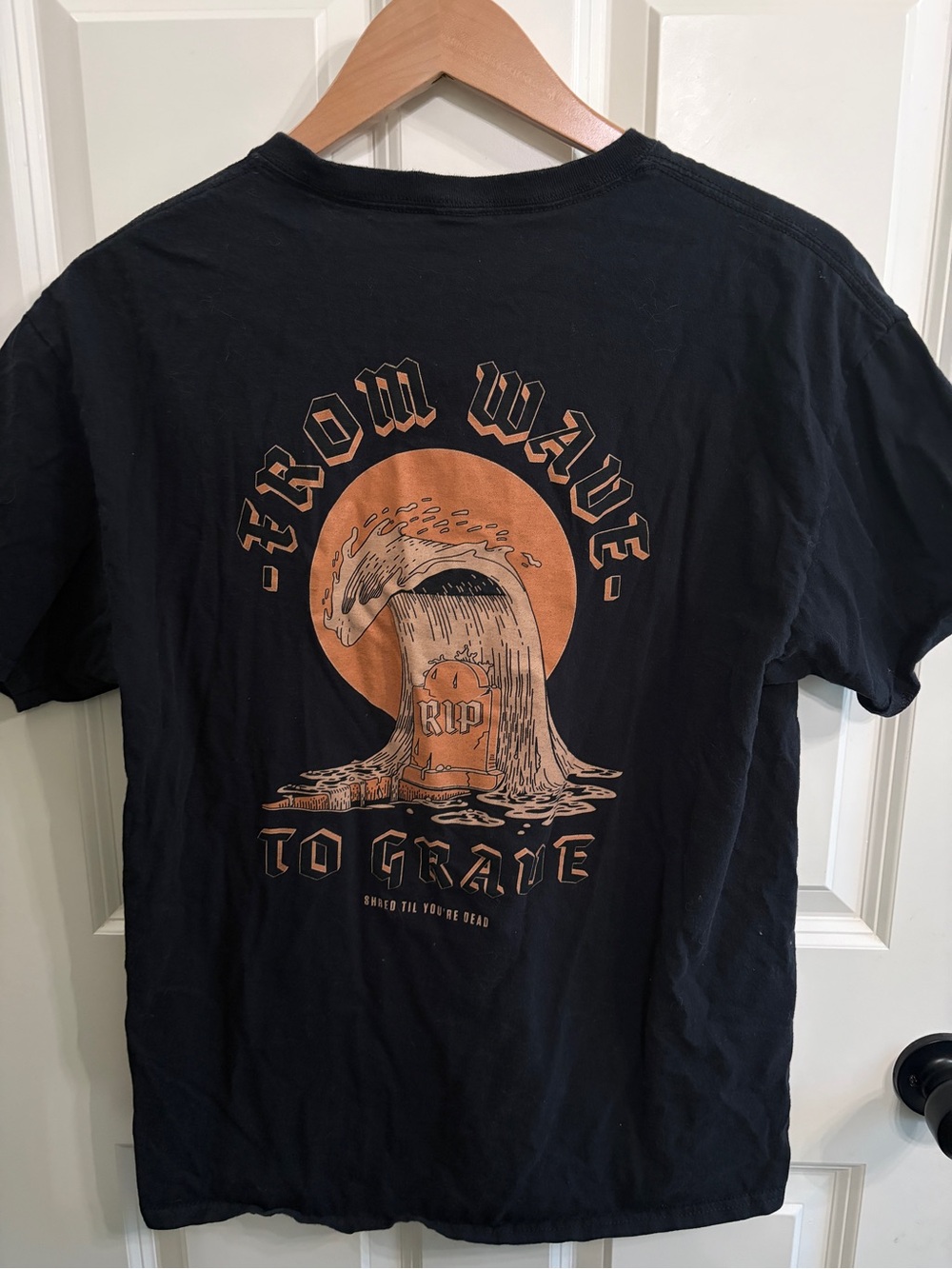 Chomp brand size L Black Short Sleeve Graphic Tee with Orange Wave Print